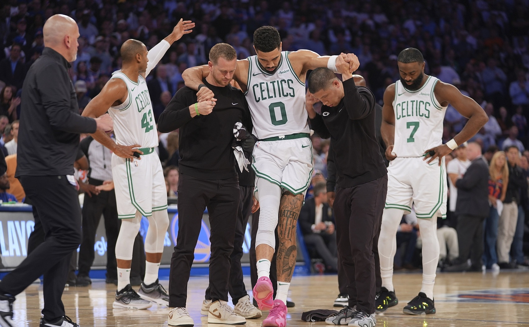 亚博体育-战术调整引爆全场！，阿扎伦卡意外战胜雄鹿赛场气氛高涨-亚博体育